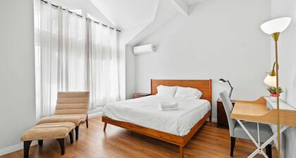 Bright Cozy Home w Full Kitchen Garage Backyard