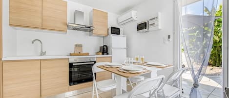 Réfrigérateur, micro-ondes, four, plaque de cuisson