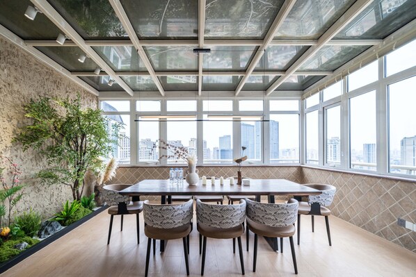 Senior Apartment, 6 Bedrooms, Kitchen | Living room