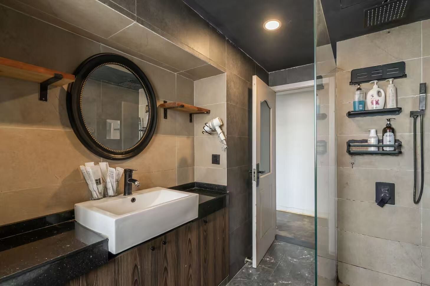Een moderne badkamer met een grote spiegel, een wastafel en een douche.