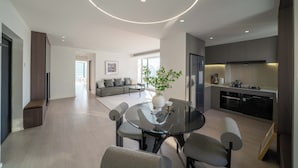 Apartamento sénior, 3 habitaciones, cocina | Sistema de insonorización, wifi gratis, ropa de cama