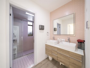 Senior-Apartment, 5 Schlafzimmer, Stadtblick | Badezimmer | Dusche, Regendusche, kostenlose Toilettenartikel, Haartrockner