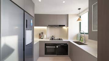Senior Apartment, 3 Bedrooms, Kitchen | Free WiFi, bed sheets