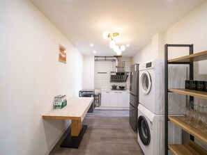 Senior Apartment, 5 Bedrooms, City View | Private kitchen | Paper towels