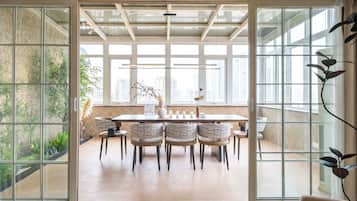 Senior Apartment, 6 Bedrooms, Kitchen | Living room