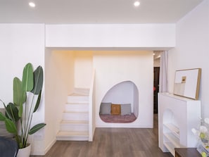 Senior Apartment, 5 Bedrooms, City View | Living room