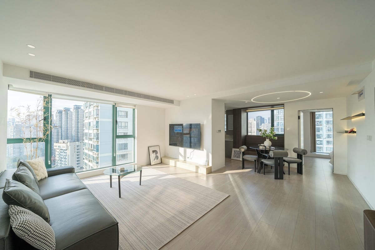 Departamento senior, 3 habitaciones, cocina | Insonorización, wifi gratis y ropa de cama 