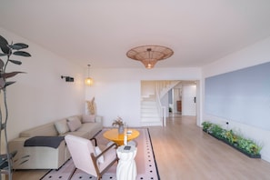 Senior Apartment, 6 Bedrooms, Kitchen | Living room