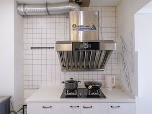 Senior Apartment, 5 Bedrooms, City View | Private kitchen | Paper towels