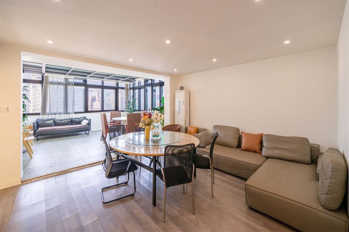 Senior Apartment, 5 Bedrooms, City View | Living room