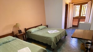 A room with two beds, a ceiling fan, a lamp, and a window with curtains. - Pousada Jardim das Estações (Itatiaia)