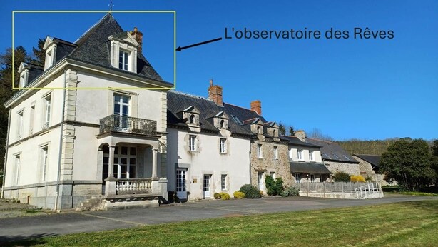 A large, historic building with multiple stories, a prominent balcony, and a stone facade. - La Bonnerie - The Dream Observatory (La Bouëxière)