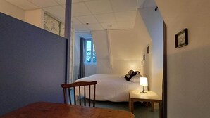 A bedroom with a bed, a chair, a bedside table, and a window. - La Bonnerie - The Dream Observatory (La Bouëxière)