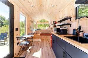 Kühlschrank, Mikrowelle, Herdplatte, Wasserkocher mit Kaffee-/Teezubehör