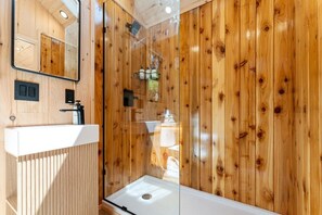 Dusche, Haartrockner, Handtücher, Shampoo