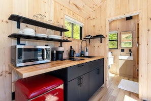 Kühlschrank, Mikrowelle, Herdplatte, Wasserkocher mit Kaffee-/Teezubehör