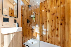 Dusj, hårføner, håndklær og sjampo