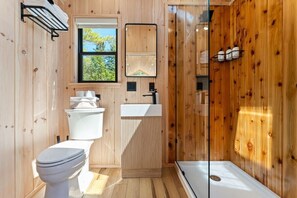 Een douche, een haardroger, handdoeken, shampoo