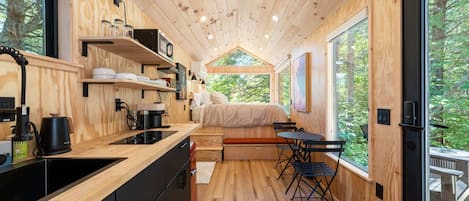 ثلاجة، ميكروويف، موقد طهي مسطح، ماكينة لصنع القهوة/الشاي