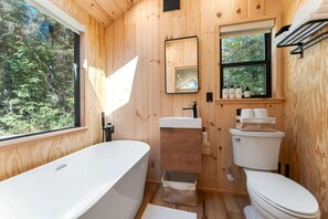 Douche, sèche-cheveux, serviettes fournies