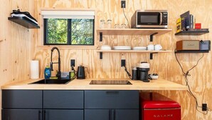 Kaffetrakter/tekoker, kjøleskap, mikrobølgeovn og kokeplater