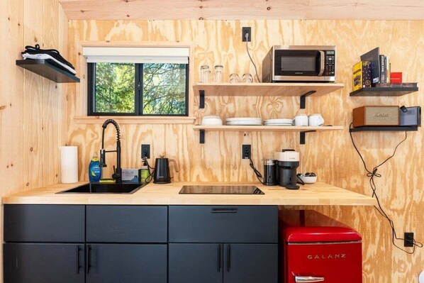 Fridge, microwave, stovetop, coffee/tea maker - Luna Nook-Cabin w/tub, Queen Bed & pullout sofa (Sullivan)