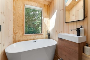 Douche, sèche-cheveux, serviettes fournies