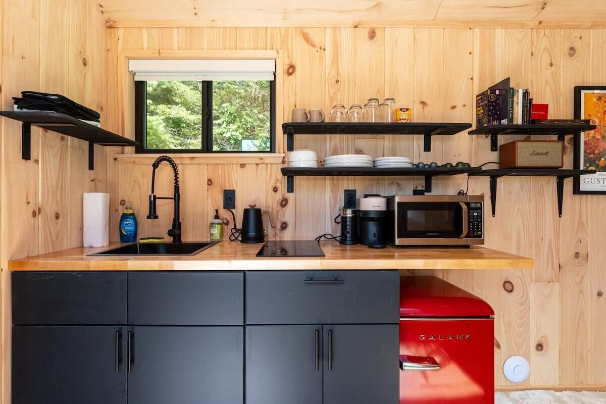 Coffee/tea maker, fridge, microwave, stovetop