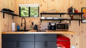 Coffee/tea maker, fridge, microwave, stovetop