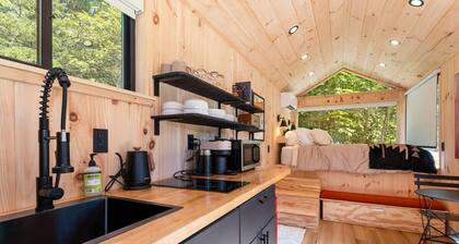 Vesta Nook! With Shower, Queen Bed & pullout sofa