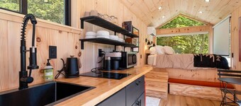 Vesta Nook! With Shower, Queen Bed & pullout sofa