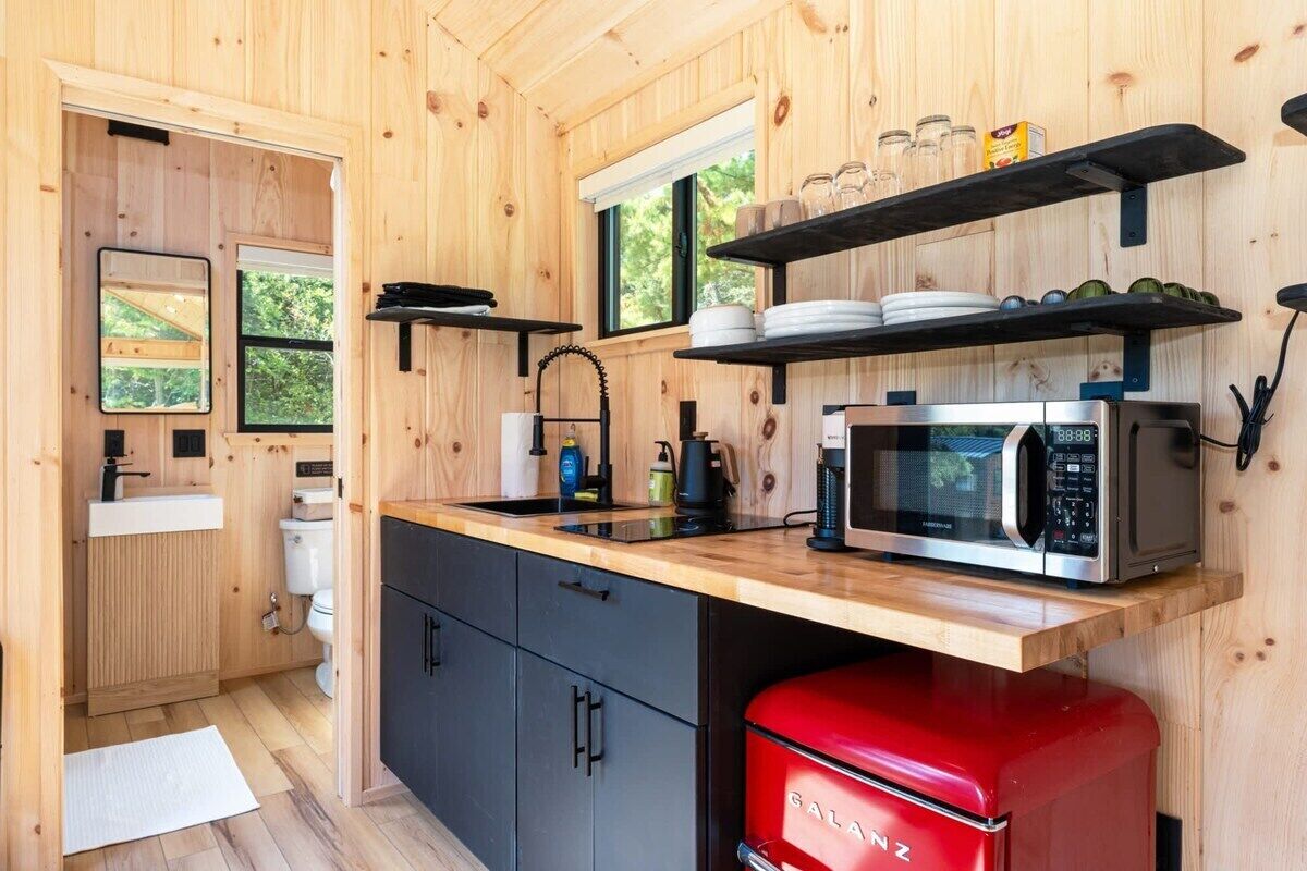 Réfrigérateur, four à micro-ondes, surface de cuisson