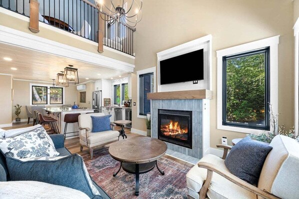 TV, fireplace - Lumen Bay House-Ocean Pure (Lamoine)