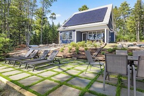Outdoor dining - Lumen Bay House-Ocean Pure (Lamoine)
