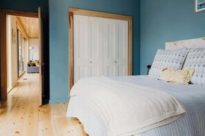 3 habitaciones, tabla de planchar con plancha, wifi y ropa de cama 