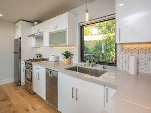 Fridge, microwave, stovetop, dishwasher