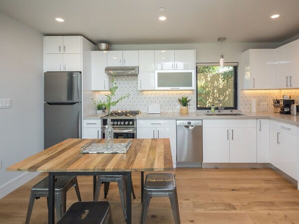 Fridge, microwave, stovetop, dishwasher