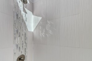 Douche, sèche-cheveux, serviettes fournies, savon