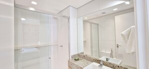 Basic Apartment | Bathroom | Shower, hair dryer, towels, soap - COBAR0140 - Edifício Barra Conceito (Salvador)