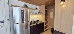 Appartement | Cuisine privée | Réfrigérateur, micro-ondes, batterie de cuisine, vaisselle et ustensiles