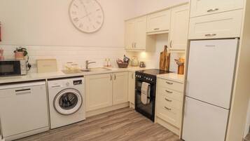 Lave-vaisselle, batterie de cuisine, vaisselle et ustensiles