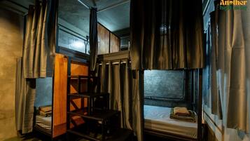 Dormitorio compartido básico, dormitorio mixto, balcón, vista a la ciudad | Wifi gratis y ropa de cama