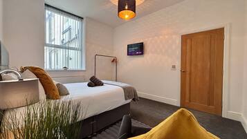 3 habitaciones, tabla de planchar con plancha, wifi y ropa de cama