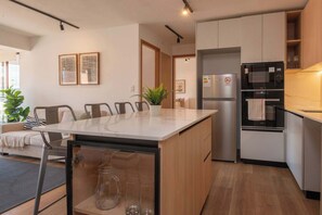 Réfrigérateur, four à micro-ondes, un four, surface de cuisson