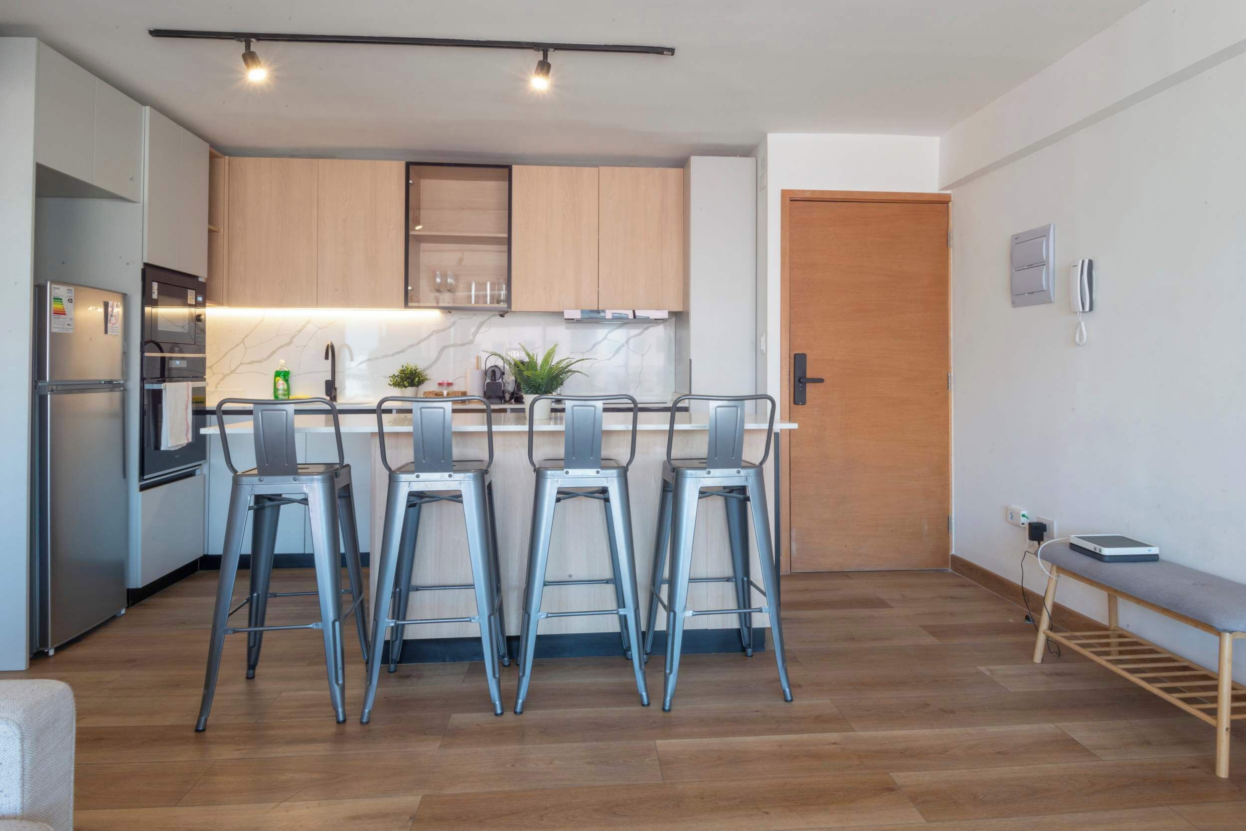 Een koelkast, een microgolfoven, een oven, een kookplaat