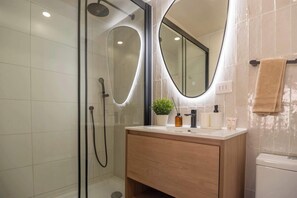 シャワー、ヘアドライヤー、タオル