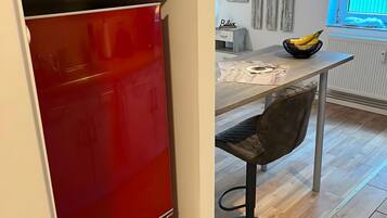 Frigorífico, microondas, horno y placa de cocina