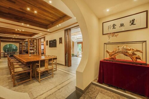 Anji Double Fish Hall Hot Spring Resort B&B (Longwangshan Canyon Drift Shop)