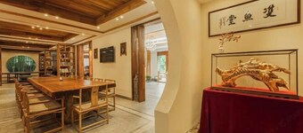Anji Double Fish Hall Hot Spring Resort B&B (Longwangshan Canyon Drift Shop)