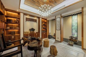 Un interior tradicional con estanterías de madera, un candelabro y un centro de mesa rústico.